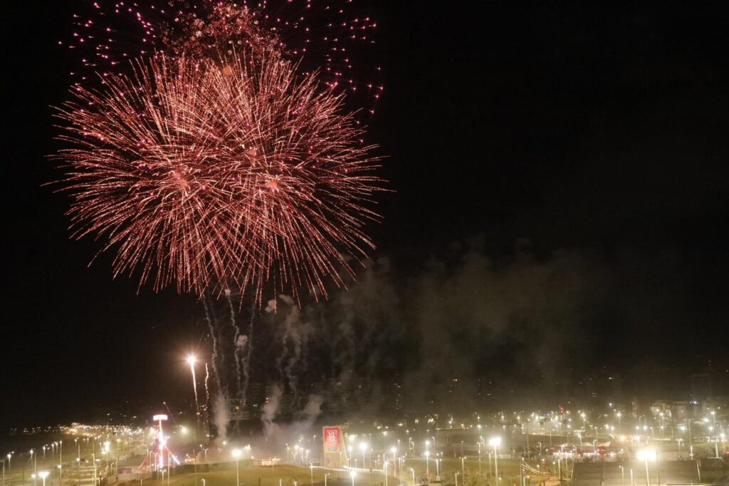 Capa: Prefeitura organiza queima de fogos em 22 pontos de Salvador, com apresentações diárias na Arena Daniela Mercury