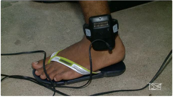 Capa: Mesmo com tornozeleira eletrônica, homem liberado em audiência de custódia é preso cometendo assaltos em Salvador
