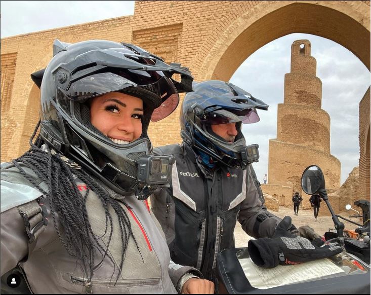 Capa: Brasileira que viajava de moto com o marido na Índia é estuprada por sete homens