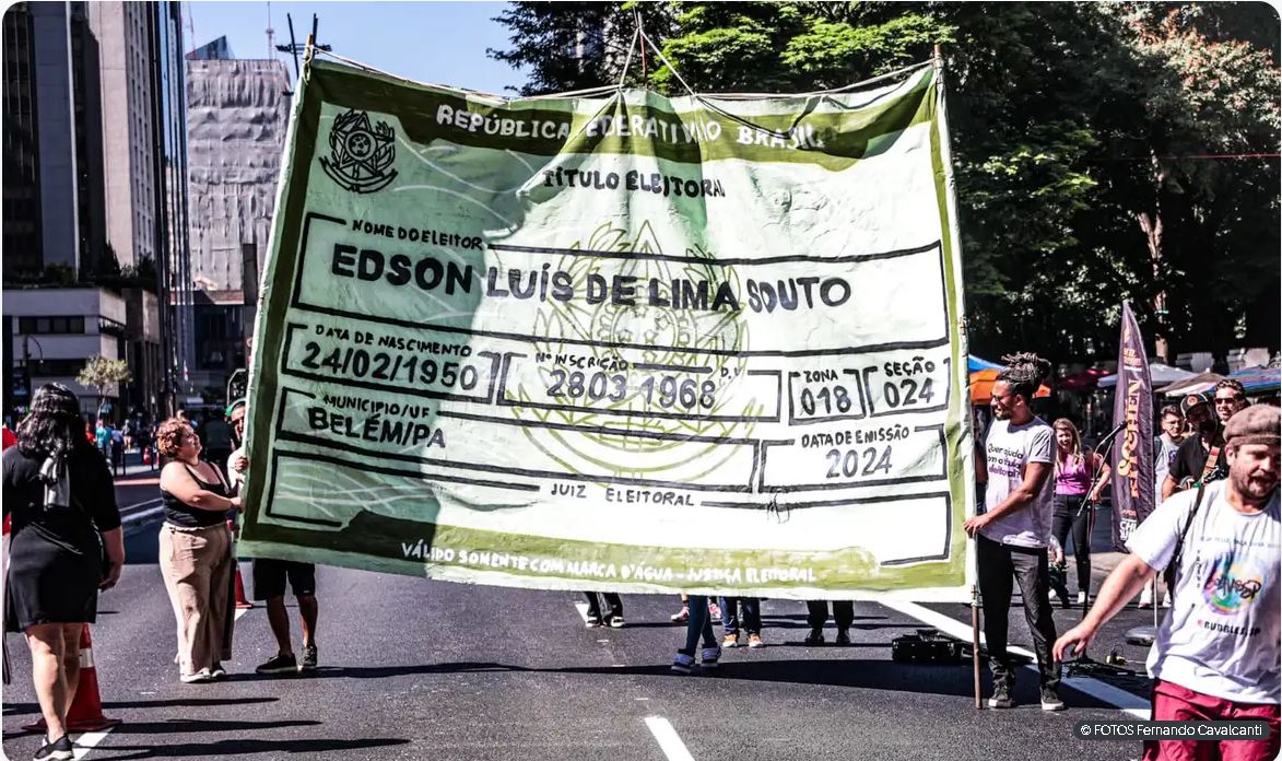 Capa: Campanha usa título de eleitor gigante para incentivar jovens a votar