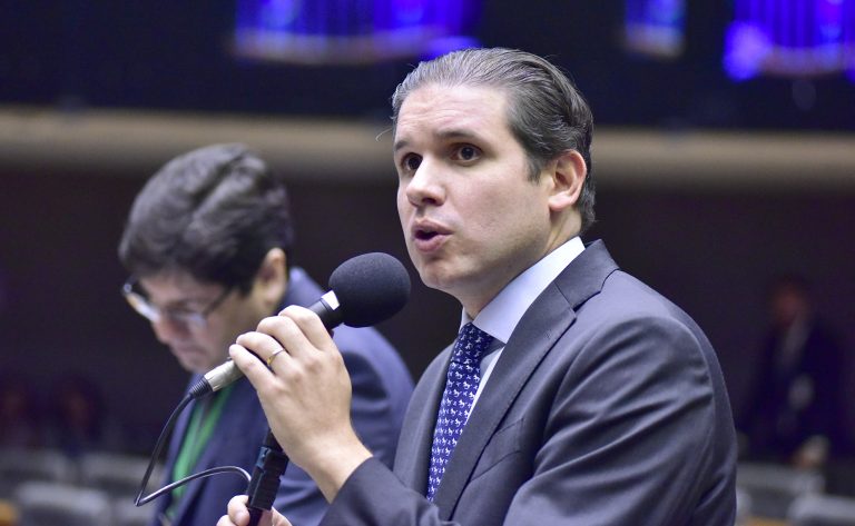 Capa: Deputado quer autorizar bancos a realizarem débito em conta de devedores com mais de 30 dias em atraso