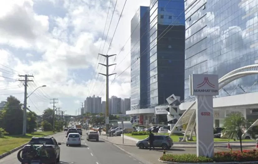 Capa: Mulher se joga de quinto andar em condomínio de luxo na Paralela para escapar do marido