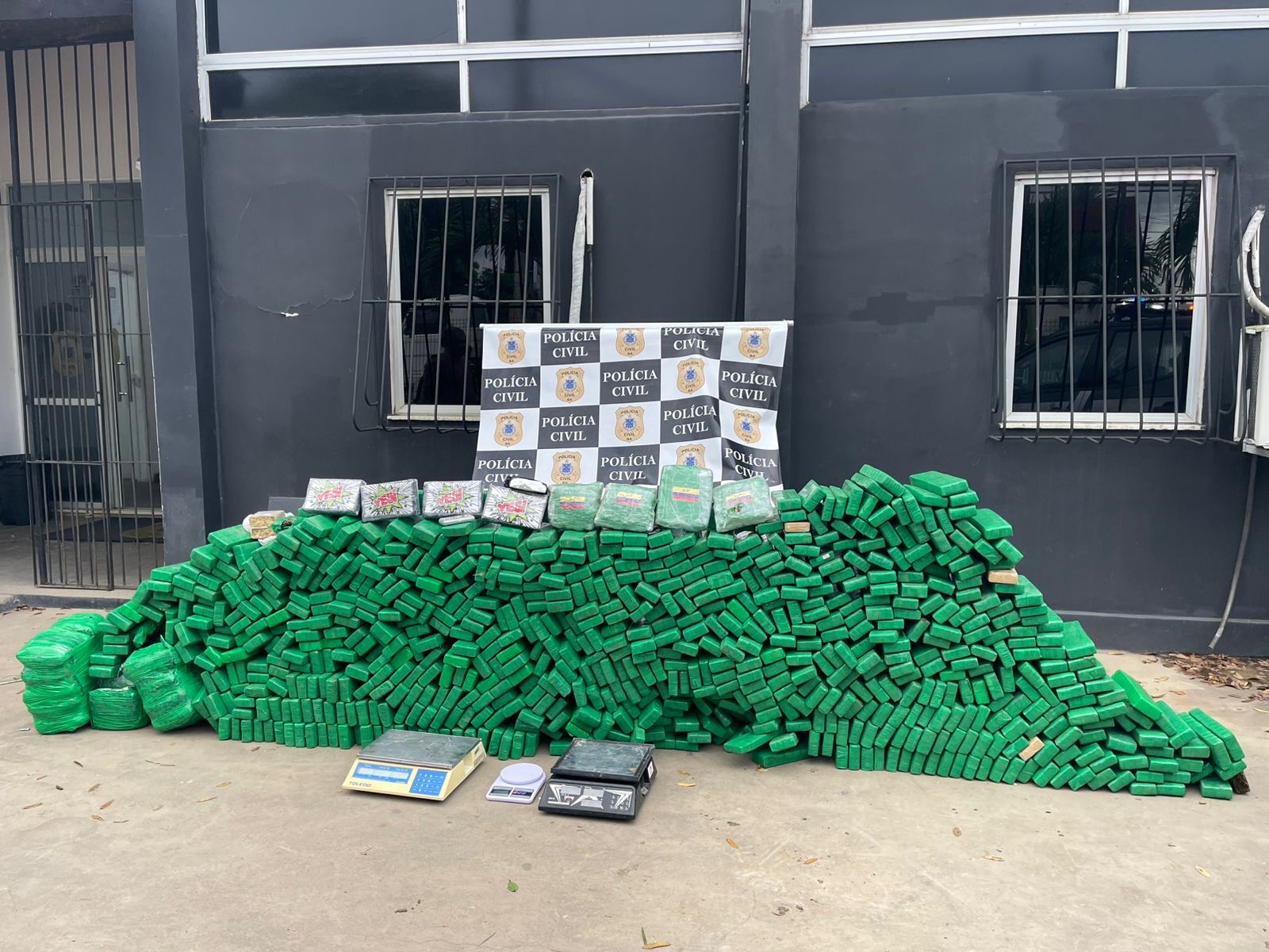 Capa: SEM TRÉGUA! Forças da Segurança encontram tonelada de maconha, cocaína e crack e descapitalizam facção