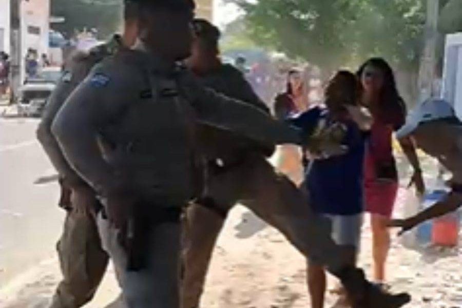 Capa: Vídeo mostra ação truculenta da PM em Camaçari