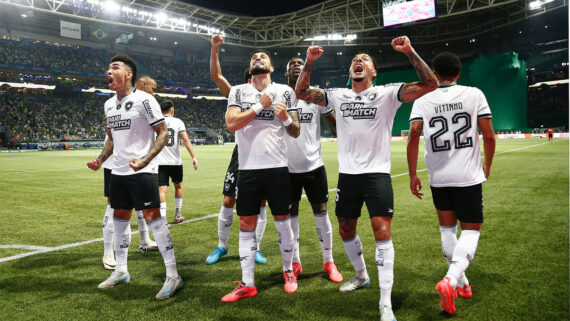 Capa: VEJA O GOL! Botafogo vence Palmeiras, recupera liderança do Brasileiro e ganha moral para final contra o Atlético