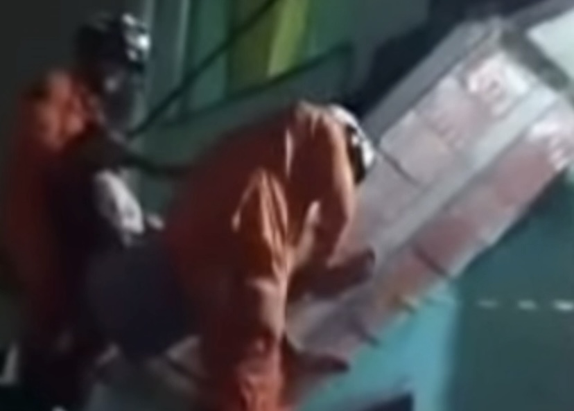 Capa: VÍDEO! Bombeiros resgatam idosa de imóvel próximo ao desabamento na Baixa dos Sapateiros