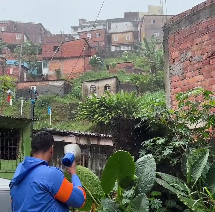 Capa: ALERTA TOTAL: equipes da Prefeitura de Salvador atuam em áreas de risco e orientação é evacuar ao som das sirenes