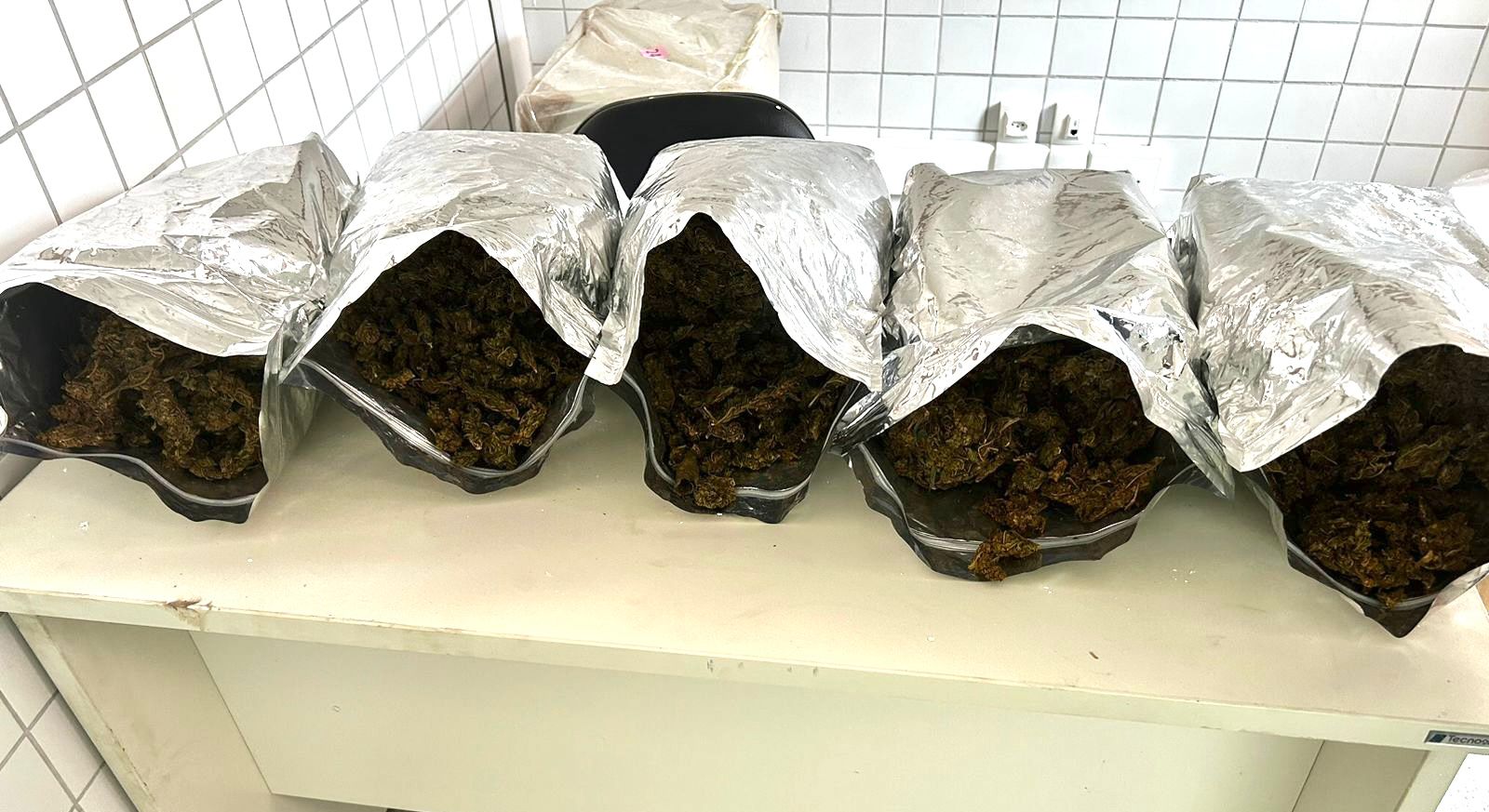Capa: Policiais da Rondesp BTS apreenderam 5kg de maconha no bairro de Pirajá, em Salvador