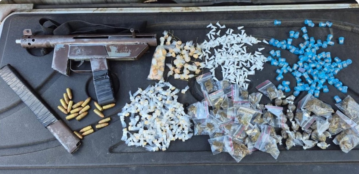 Capa: Submetralhadora e drogas são apreendidas pela PM no bairro da Paz