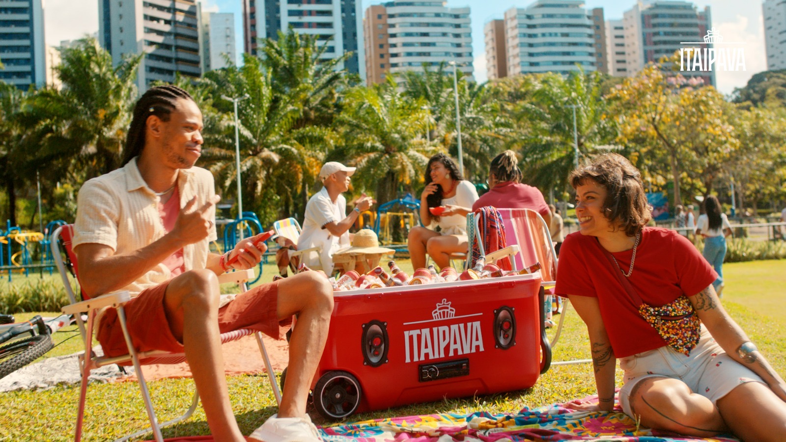 Capa: Itaipava aposta em humor para reforçar desejo em nova fase da campanha de verão