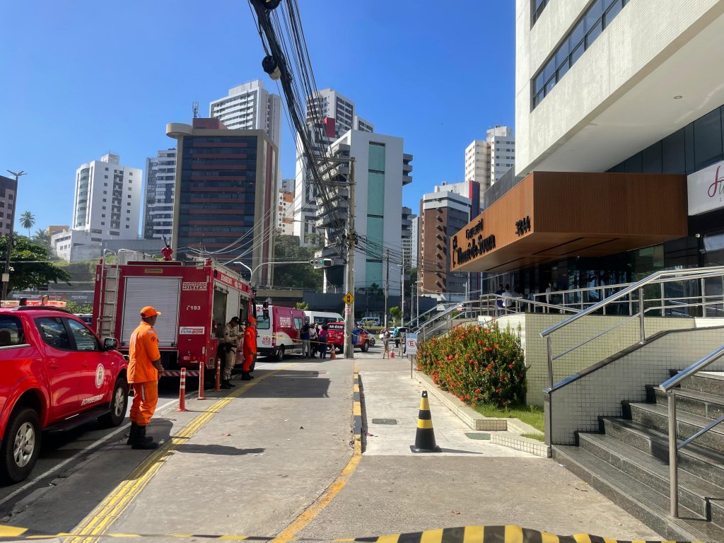 Capa: Princípio de incêndio provoca evacuação no Edifício Thomé de Souza em Salvador