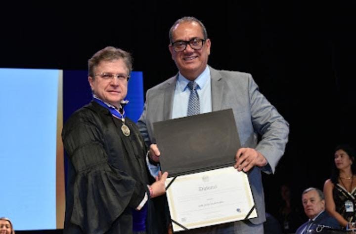 Capa: Carlos Muniz é diplomado vereador pelo TRE-Ba