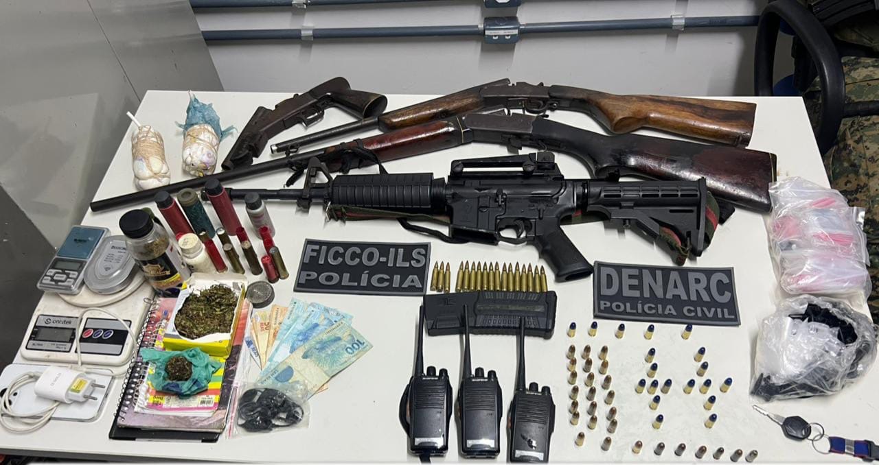 Capa: FICCO Ilhéus, PM e PC prendem líder de facção e apreendem fuzil, além de explosivos