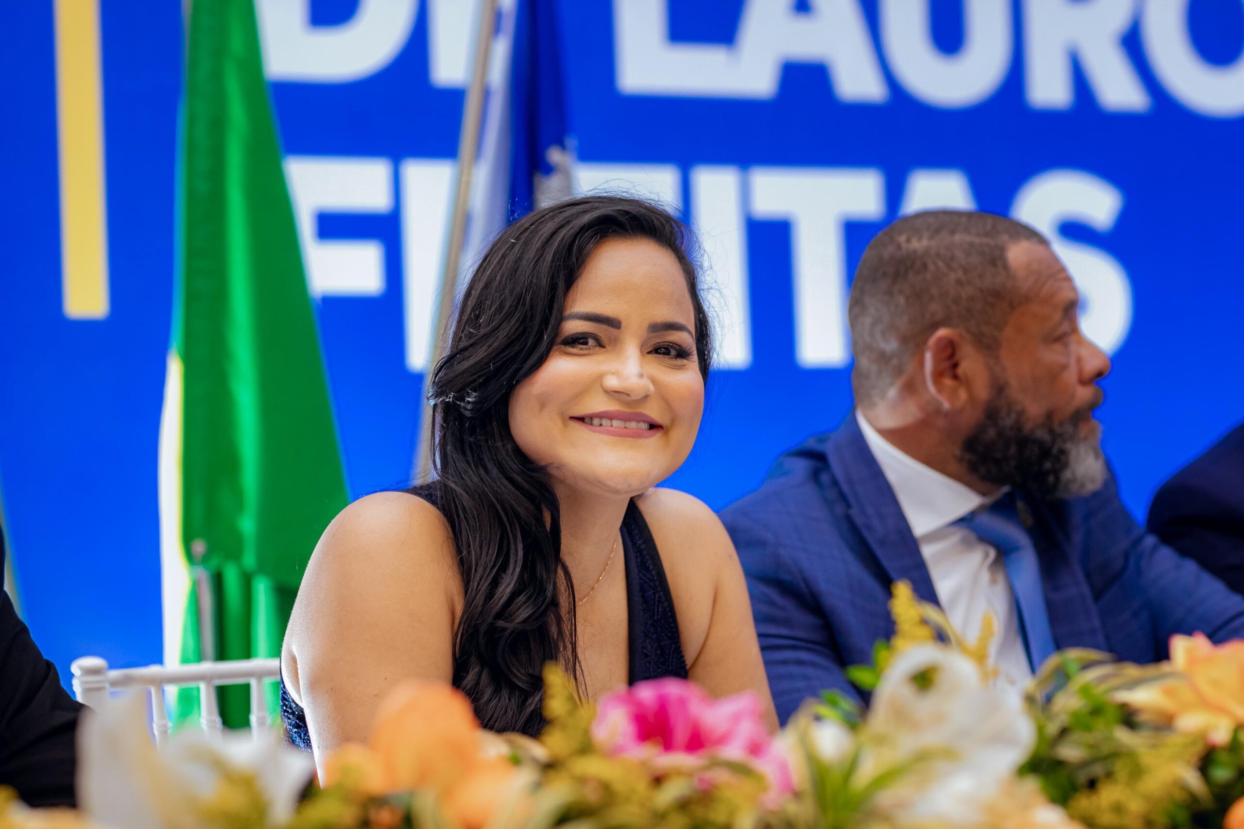 Capa: Débora Regis toma posse como prefeita de Lauro de Freitas e garante transparência e ética em seu governo
