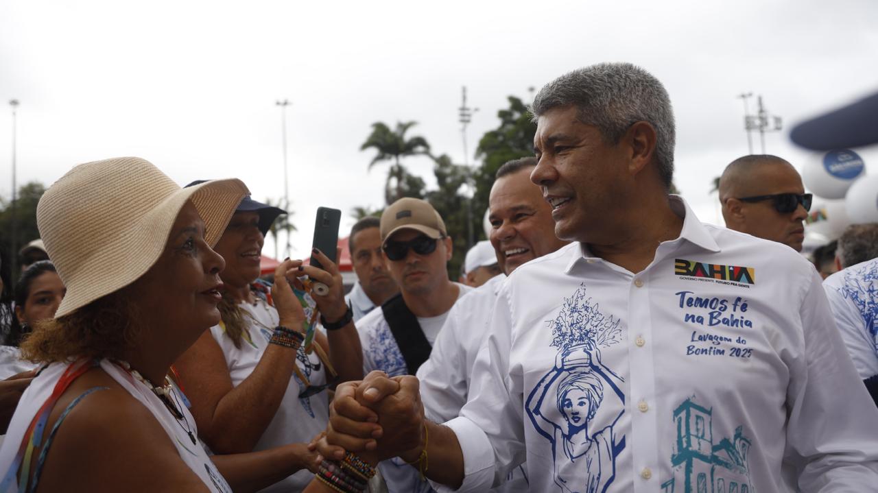 Capa: “Dia de agradecer e pedir pela paz no mundo, e que o Senhor do Bonfim nos acompanhe ao longo do ano”, declara Jerônimo no início do cortejo da Lavagem