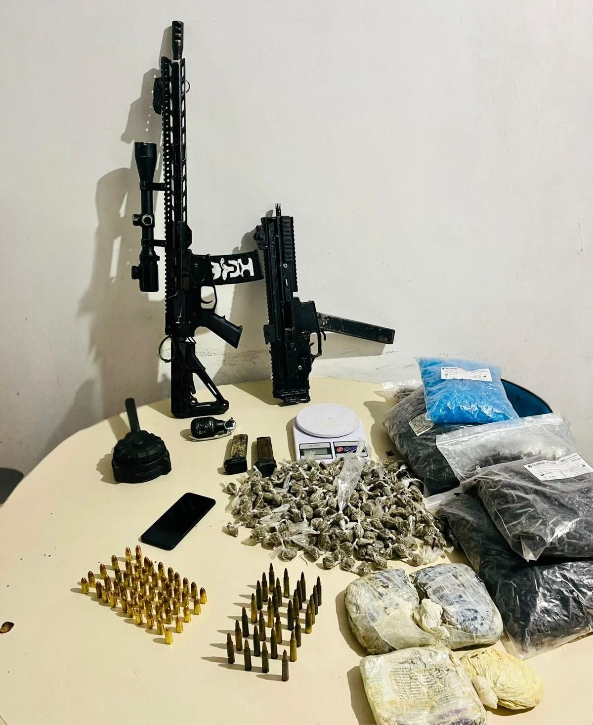 Capa: Fuzil, submetralhadora e granada são apreendidos pela PM em São Sebastião do Passé