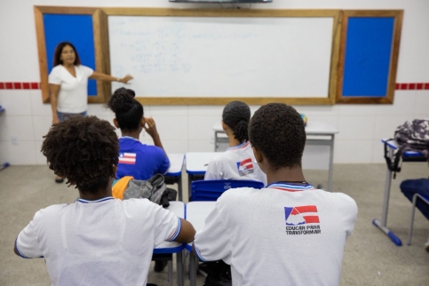Capa: Governo do Estado nomeia 1.405 educadores convocados através de concurso público