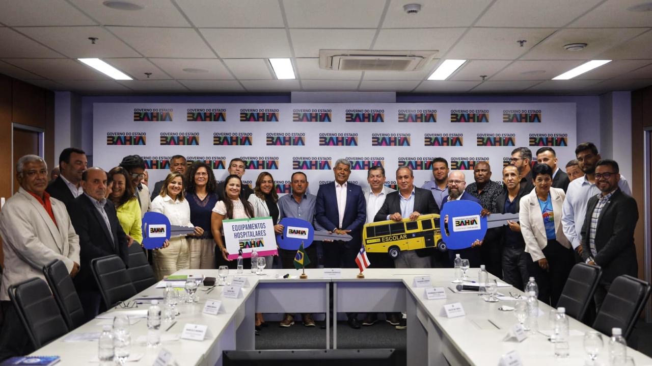 Capa: Governador recebe novo prefeito de Tanhaçu para planejar o desenvolvimento e entregar equipamentos ao município