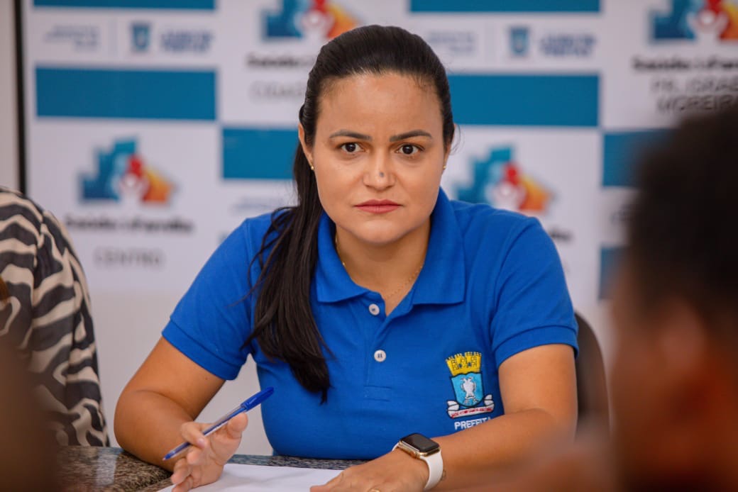 Capa: Débora Regis barra aumento do próprio salário e do vice-prefeito: “Vamos cortar na própria carne para arrumar a casa”