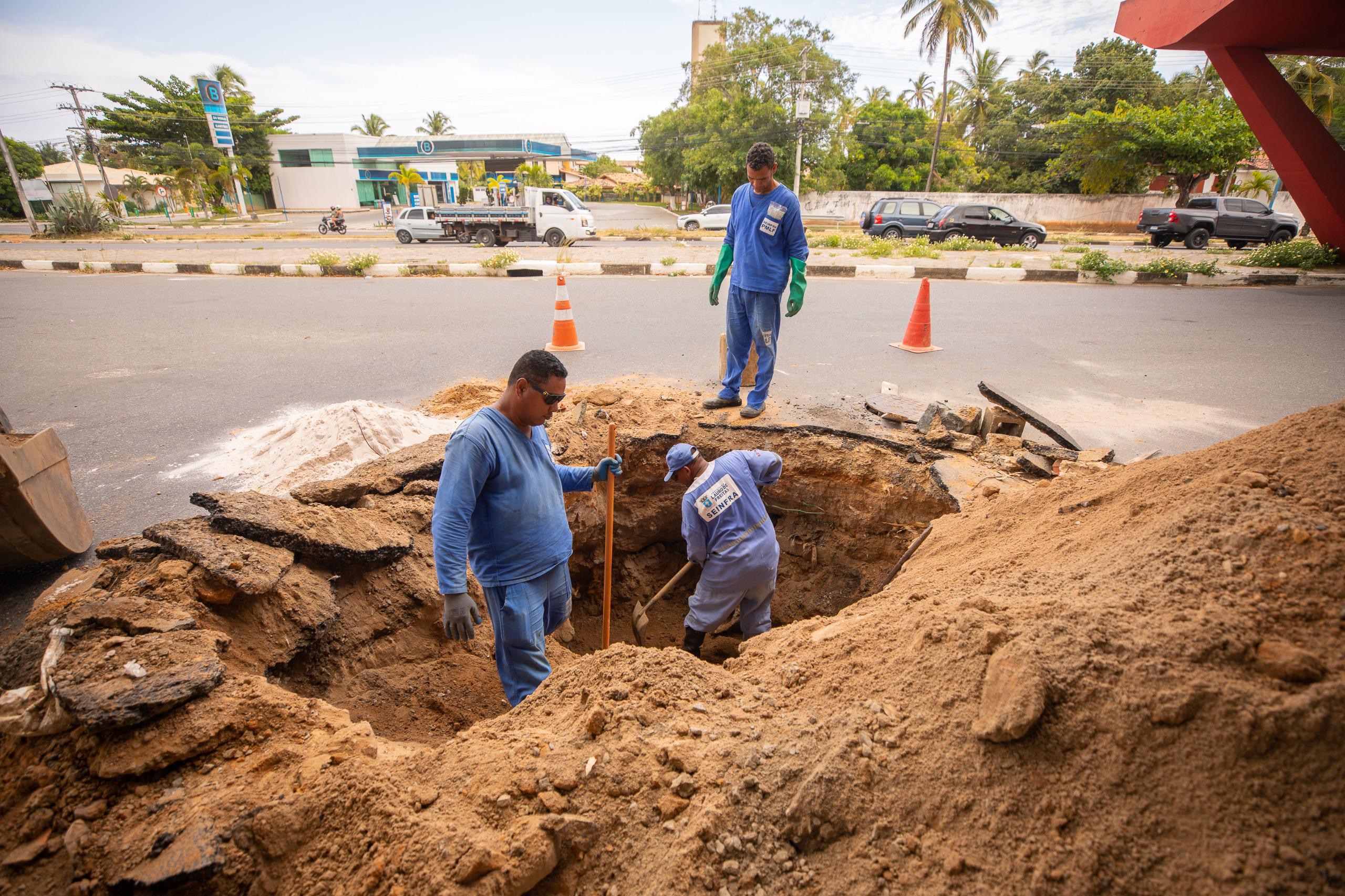 Capa: Prefeitura executa limpeza de canais e manutenção de drenagem da cidade