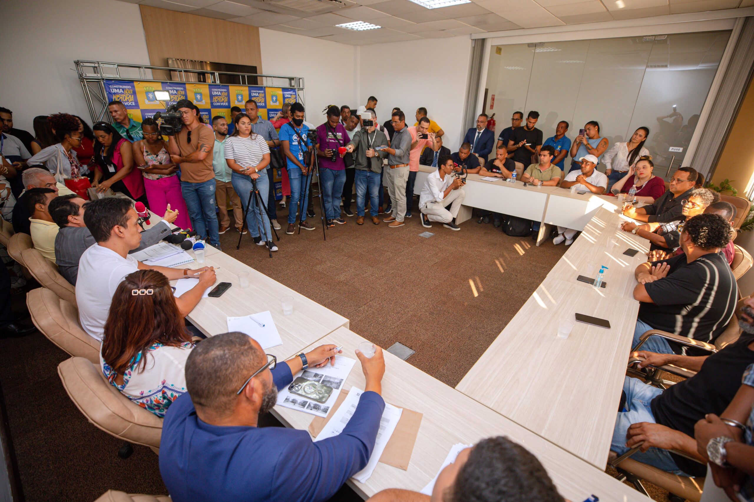 Capa: Prefeitura apresenta mais possibilidades de negociação em nova reunião com representantes de servidores