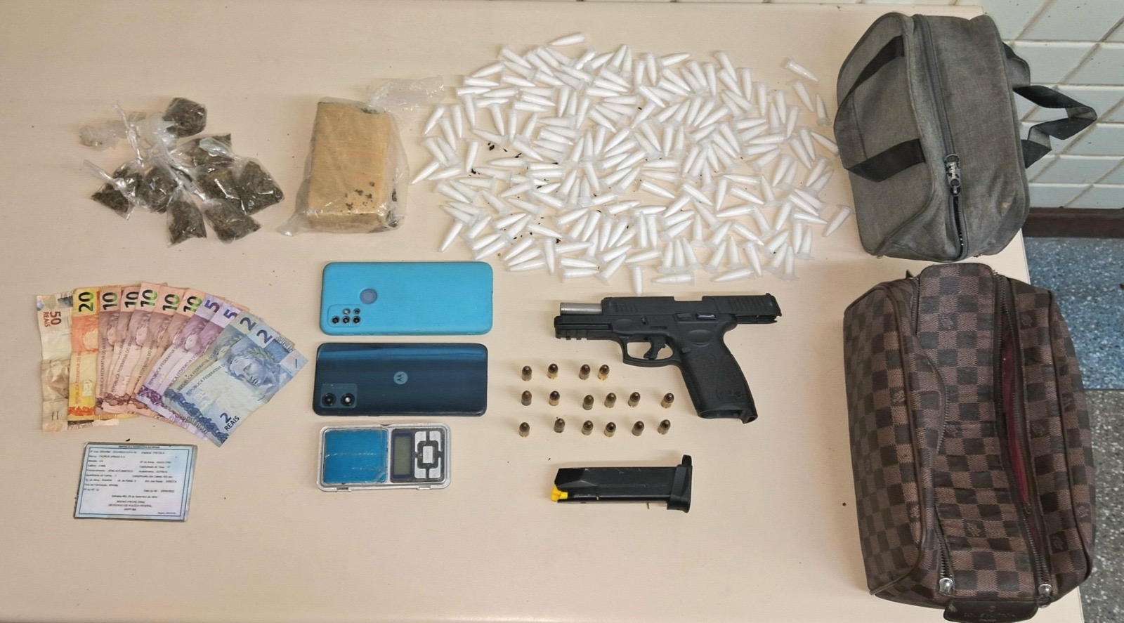 Capa: PM apreende arma e drogas em Paripe