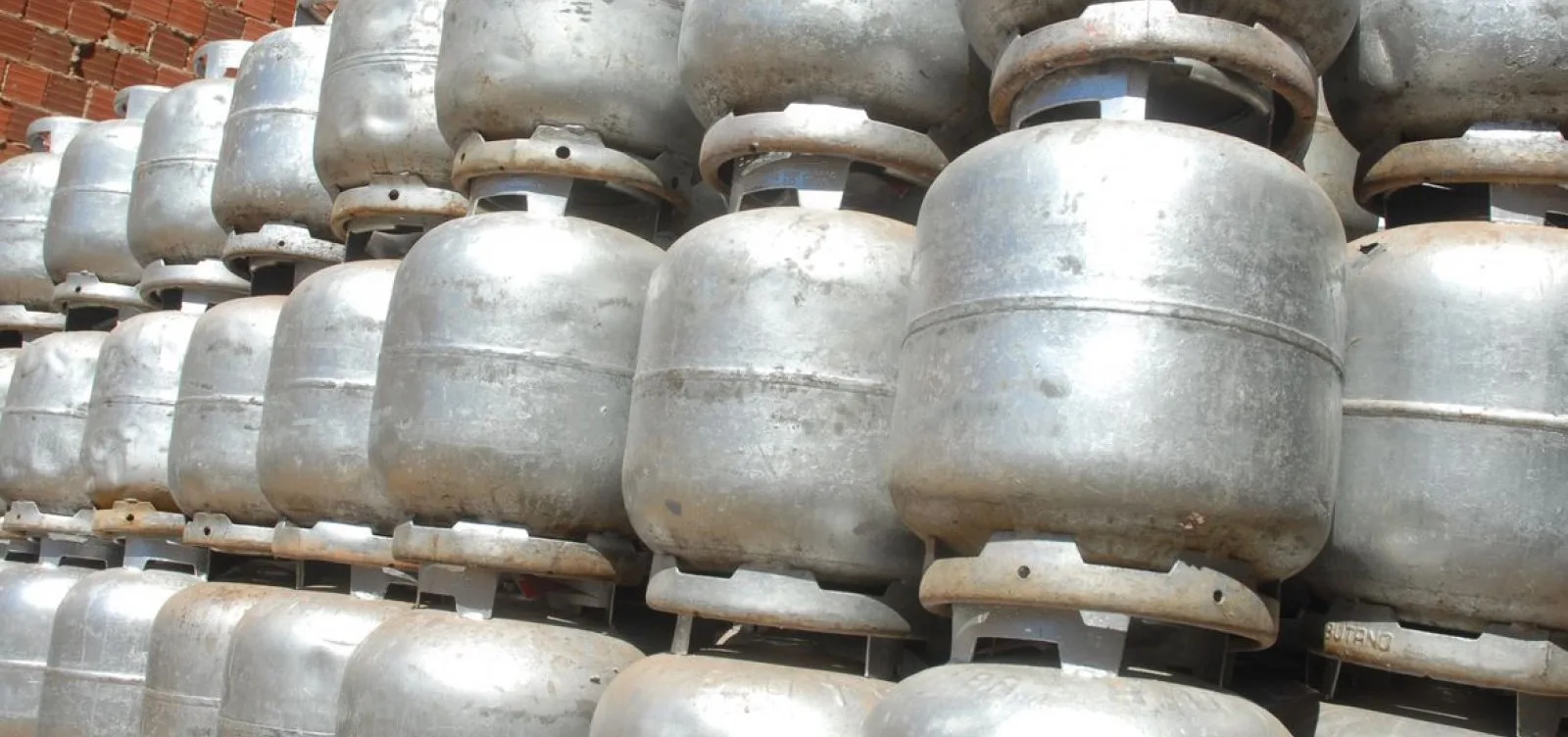 Capa: Preço da gasolina sofre reajuste e gás de cozinha tem redução na Bahia