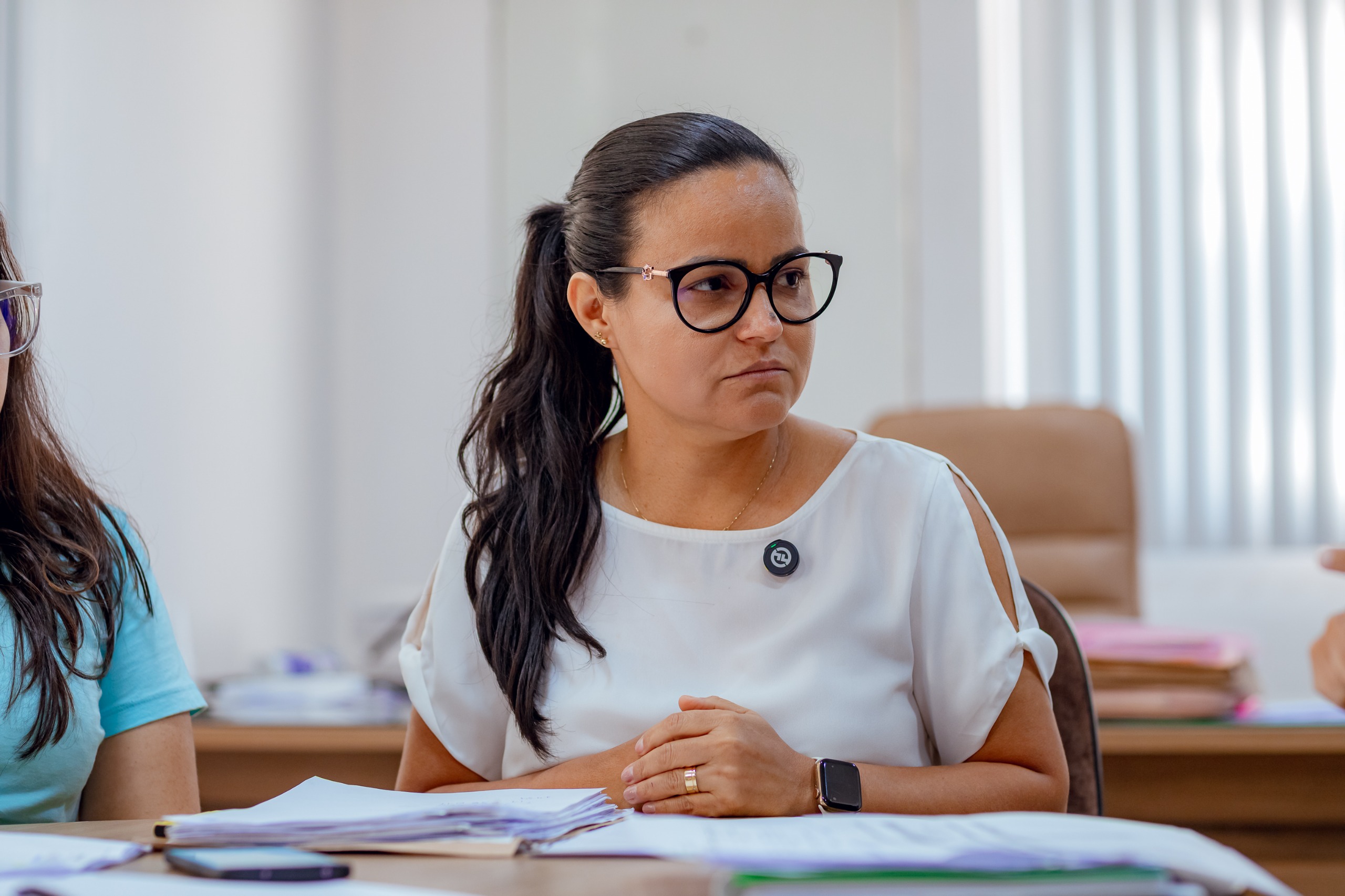 Capa: FIM DA NOVELA! Débora Regis garante pagamento dos salários de janeiro dos professores: “Ao contrário de Moema, não vou dar calote”