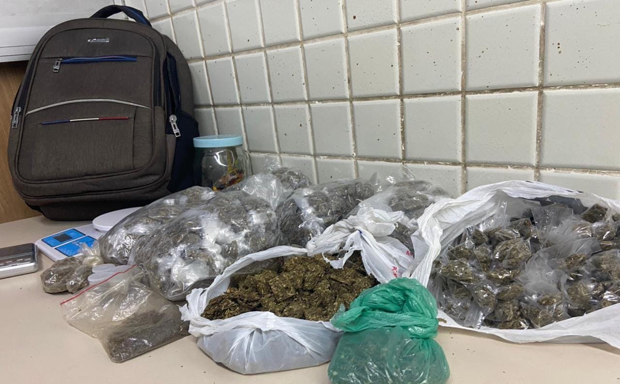 Capa: Suspeito de tráfico é preso pela PM em Pernambués