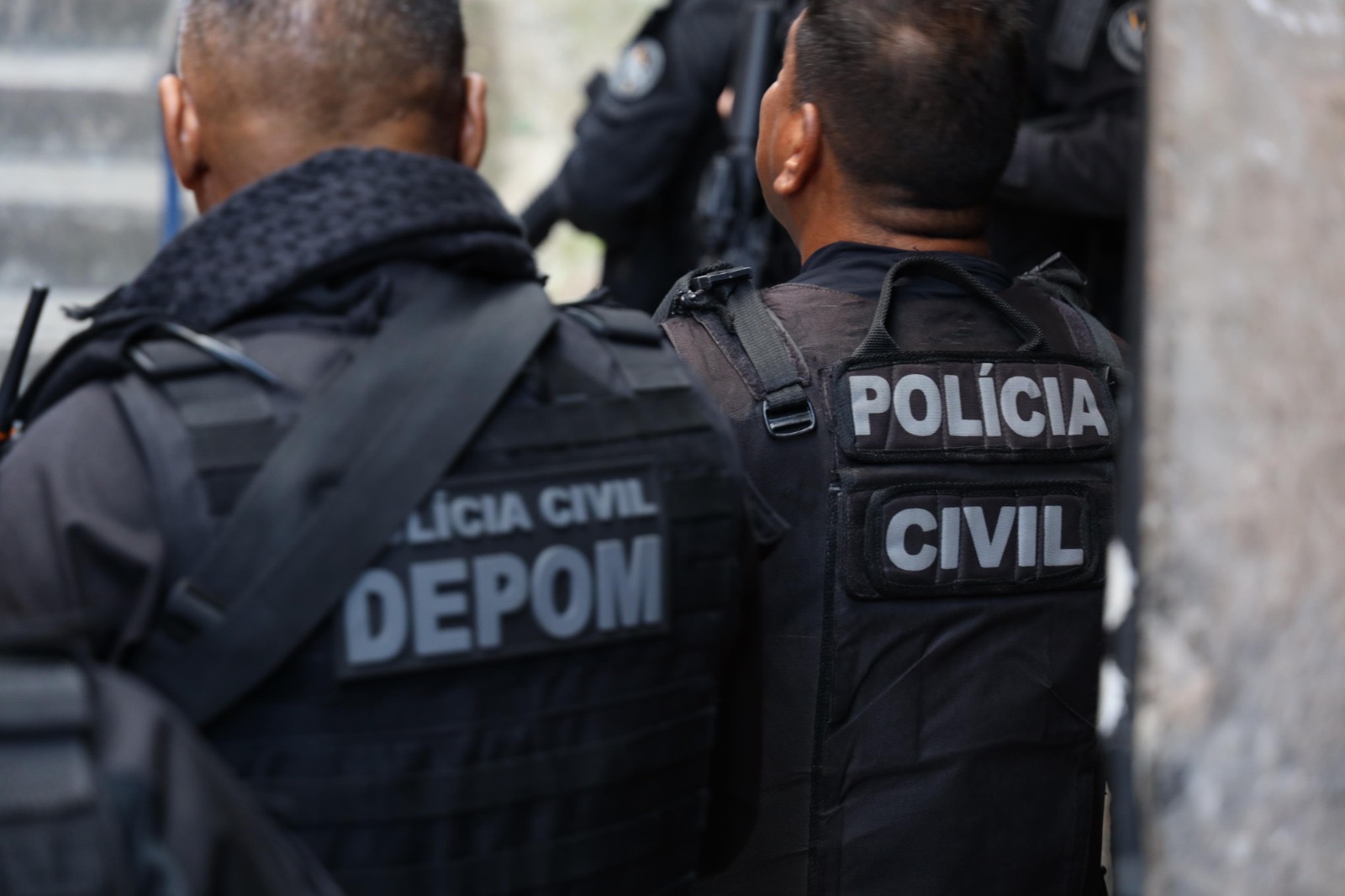 Capa: Policiais civis deflagram Operação Ilha Segura e cumprem mandado de prisão e de busca e apreensão