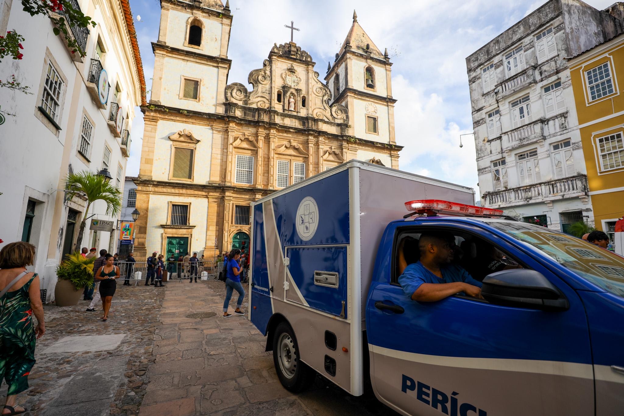 Capa: Familiares de jovem vítima de desabamento na Igreja de São Francisco, no Pelourinho, chegam a Salvador