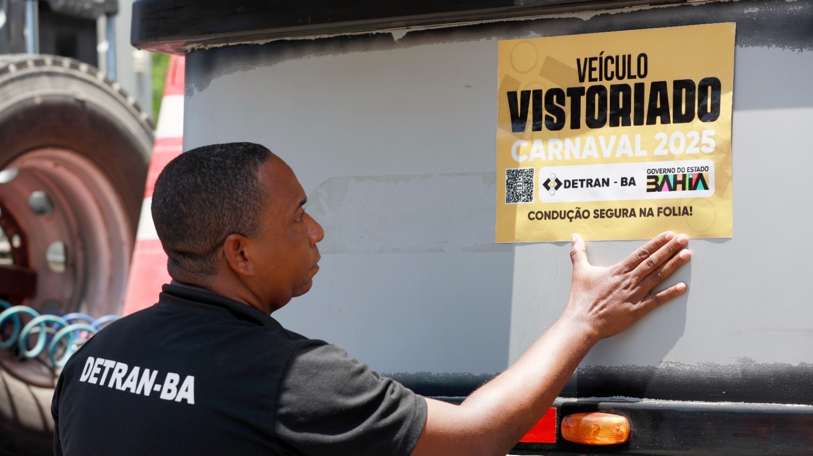Capa: Mais segurança no Carnaval 2025: Trios elétricos e carros de apoio que participarão da folia passam por vistorias, em Salvador