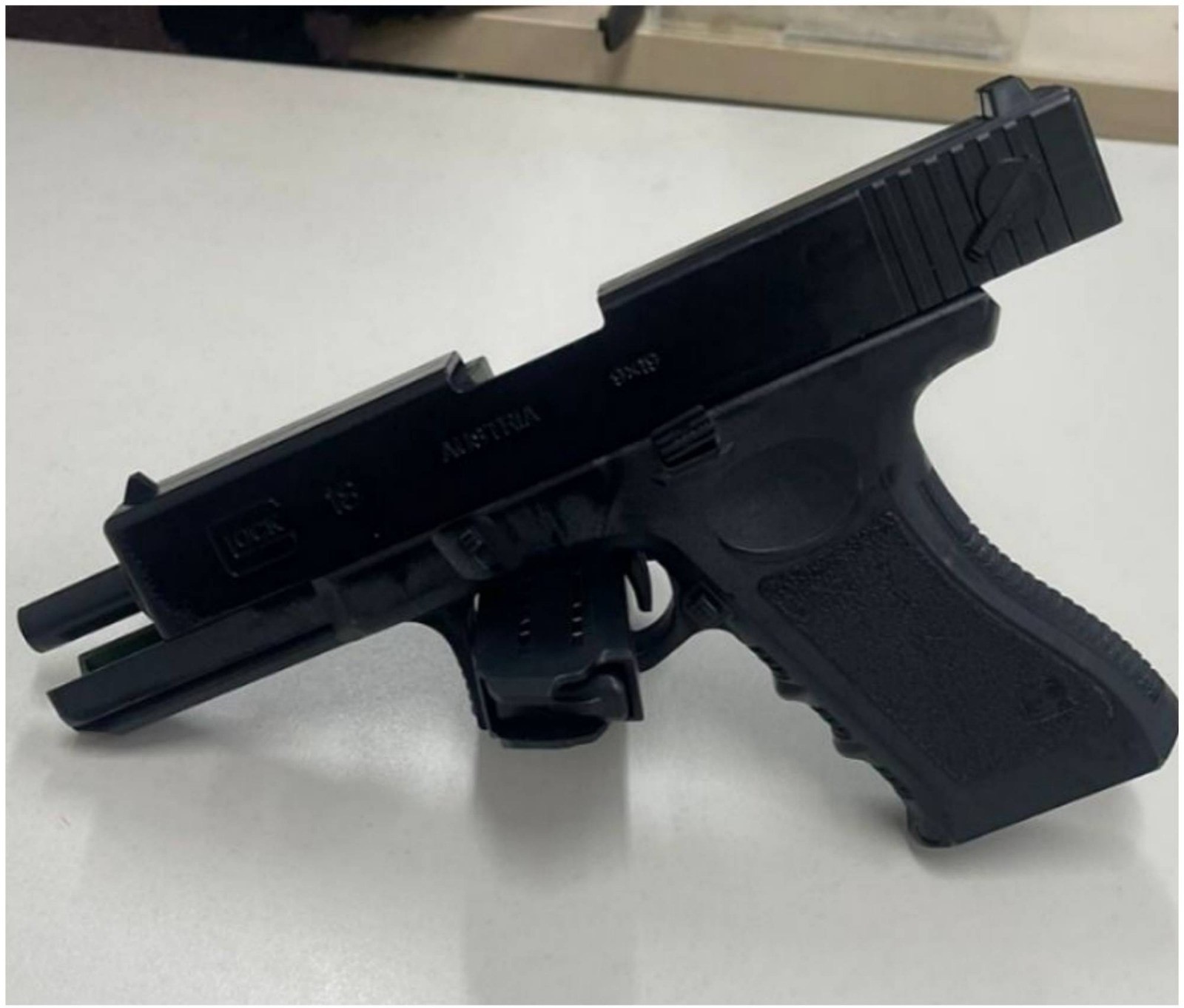 Capa: Homem é flagrado portando uma pistola falsa em Vila de Abrantes