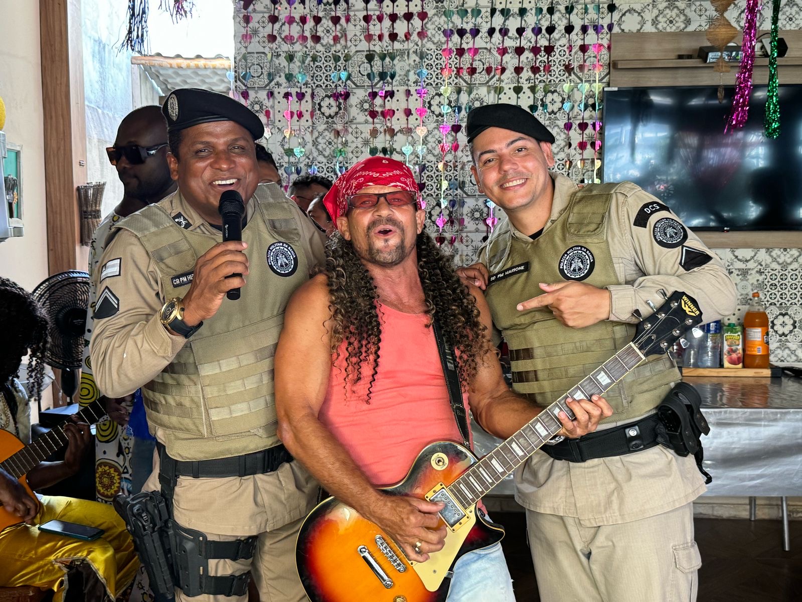 Capa: PM promove bailinhos de carnaval em asilos de Salvador
