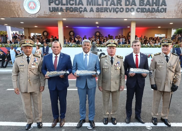 Capa: COMANDANTE-GERAL PAULO COUTINHO RECEBE MEDALHA NOS 200 ANOS DA POLÍCIA MILITAR DA BAHIA