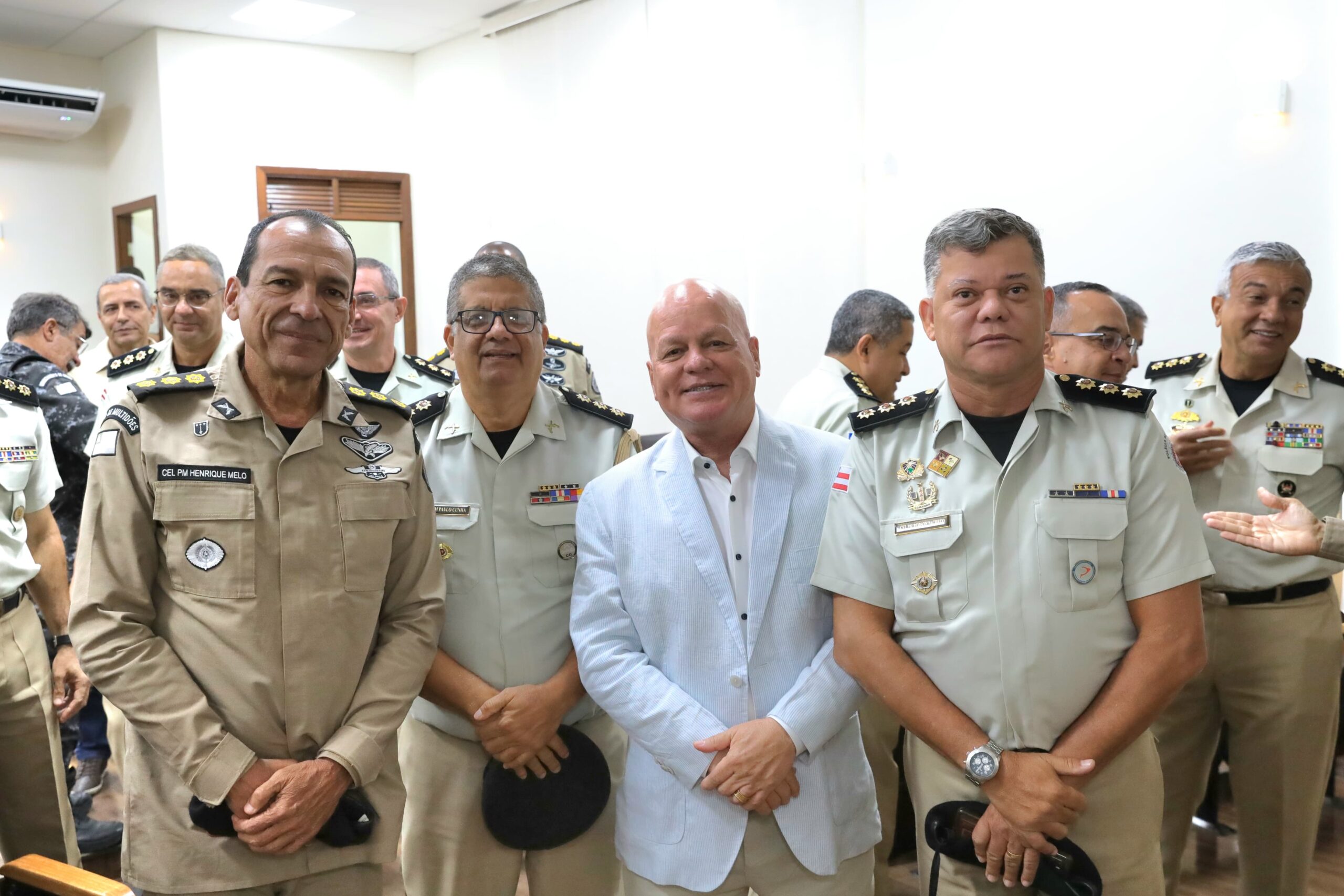 Capa: Coronéis da PMBA prestam homenagem ao ex-comandante geral Paulo Coutinho