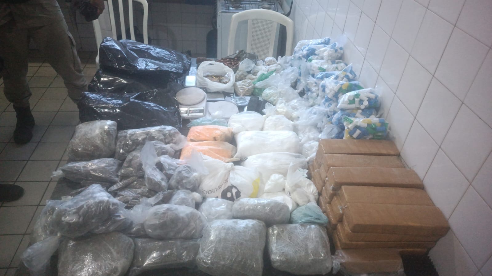 Capa: PM apreende drogas, munições e explosivos em Rio Sena