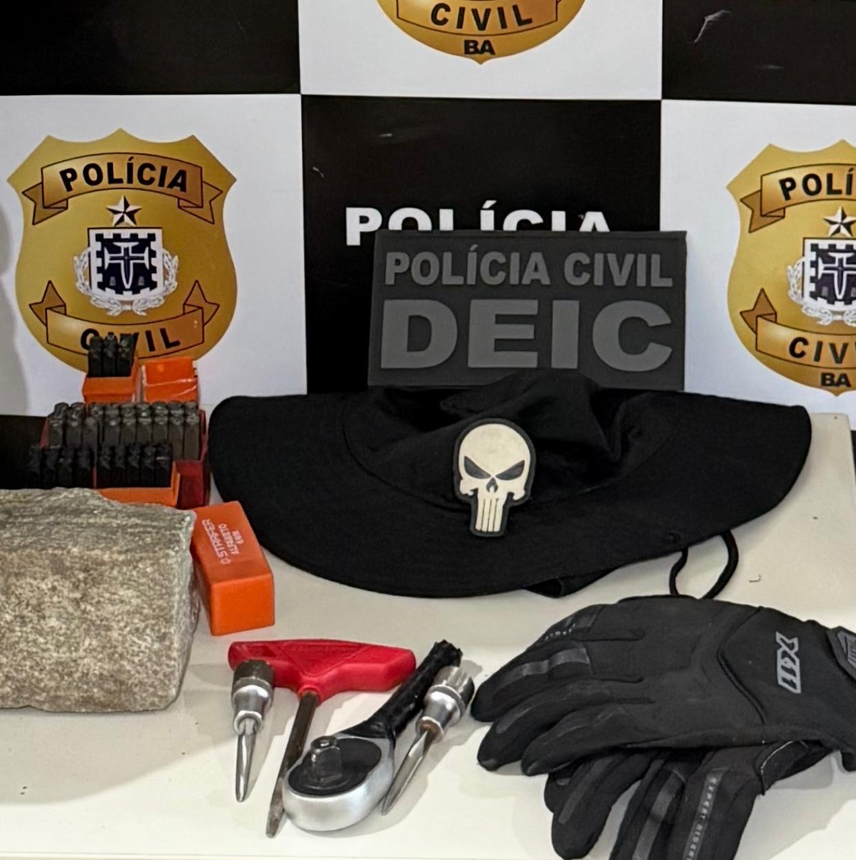 Capa: Polícia Civil desativa desmanche de motocicletas e prende dois homens em flagrante