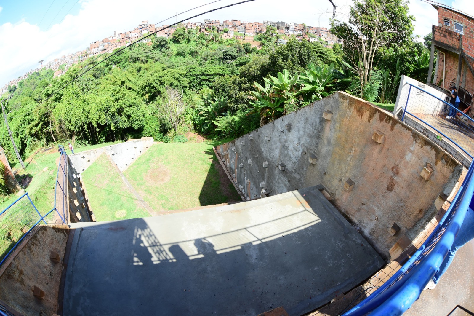 Capa: Salvador chega a 550 áreas de risco protegidas após entrega de nova contenção de encosta em Mata Escura