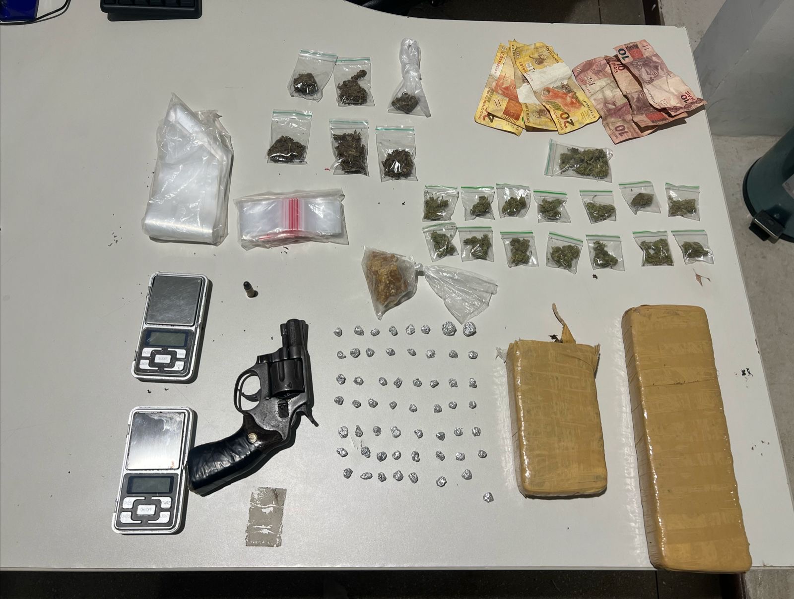 Capa: Mulher suspeita de tráfico é presa pela PM em São Marcos