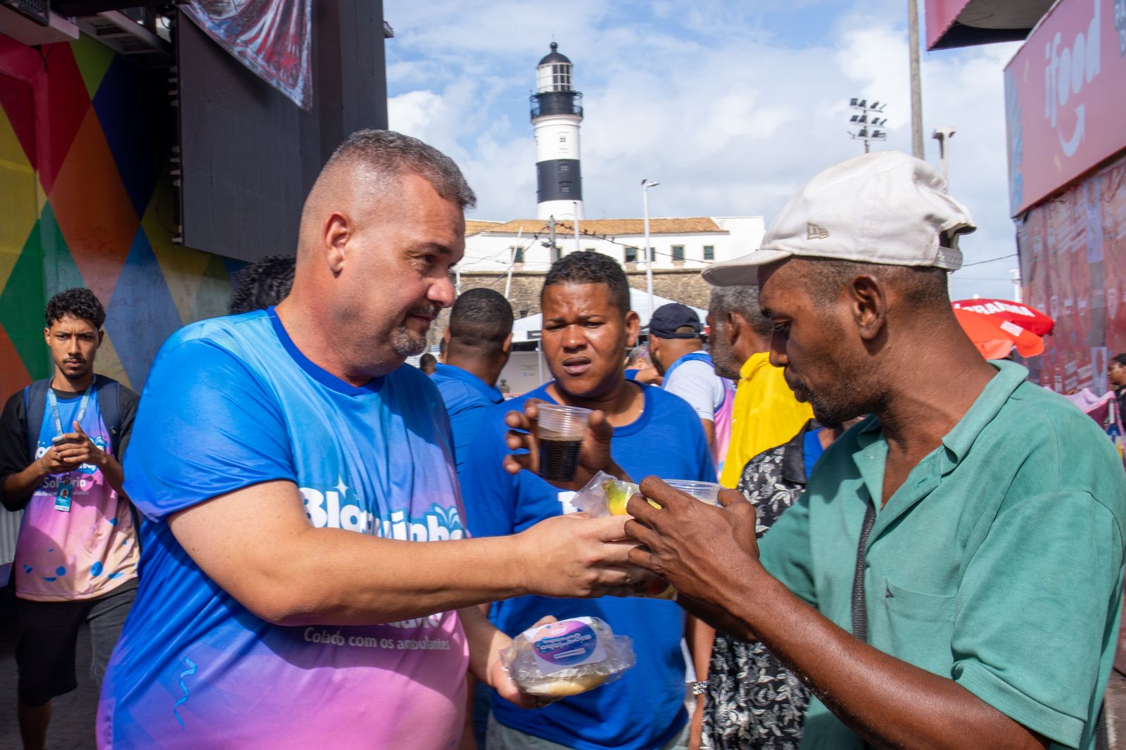 Capa: Bloquinho do Gordinho: vereador distribui 2 mil kits de café da manhã à ambulantes no Carnaval