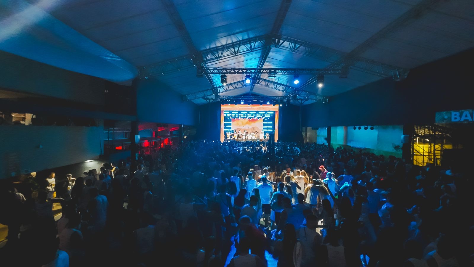 Capa: Com ingressos esgotados Camarote Glamour recebe Ludmilla e Xande de Pilares em segunda noite de festa