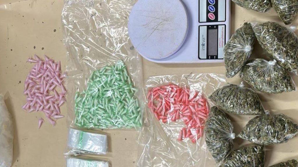 Capa: Traficante é preso em flagrante com mais de 300 pinos de cocaína em Itinga