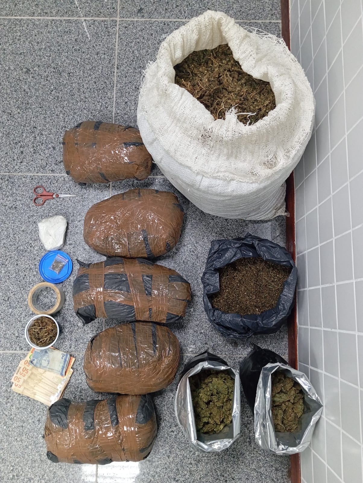 Capa: Mais de 28 kg de drogas são apreendidos pela PM em São Gonçalo dos Campos