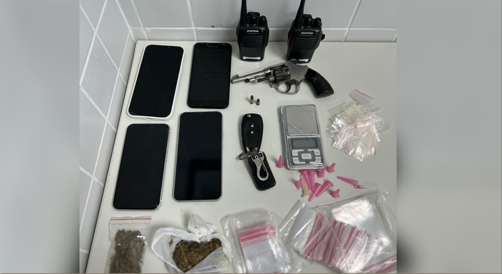 Capa: Veículo roubado é recuperado e arma e droga são apreendidas pela PM em Feira de Santana