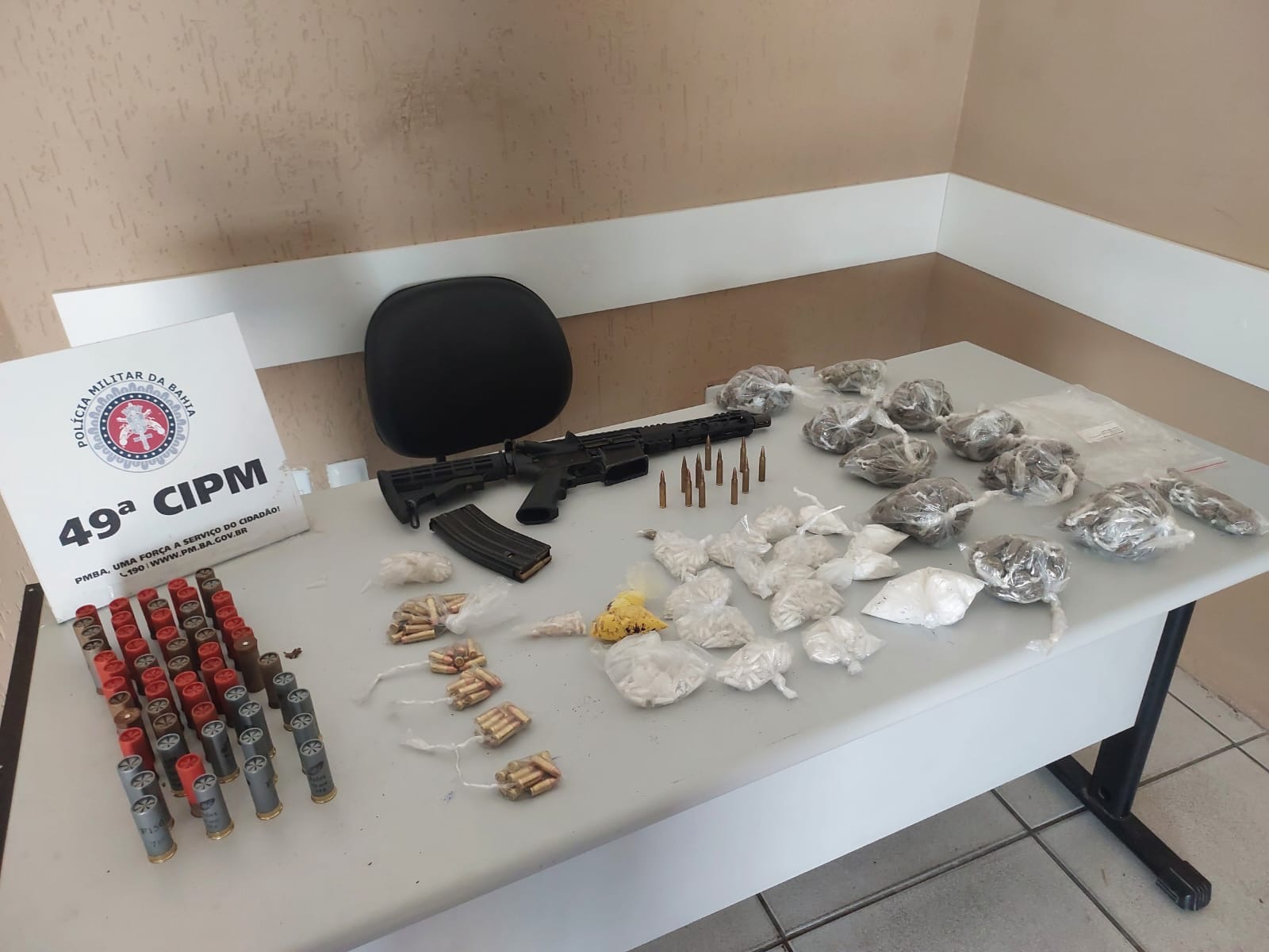 Capa: Fuzil e drogas são apreendidos pela PM em São Cristóvão