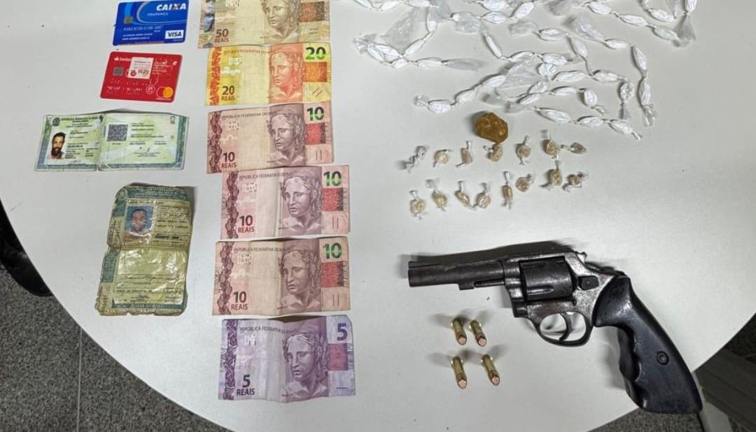 Capa: Arma e drogas são apreendidas pela Polícia Militar em Encruzilhada