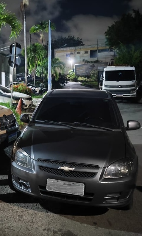 Capa: Veículo clonado é interceptado pela PM na avenida Ulisses Guimarães