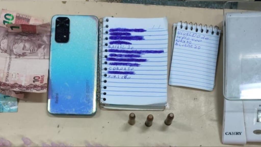 Capa: Suspeitos de tráfico são presos pela Polícia Militar em Itinga