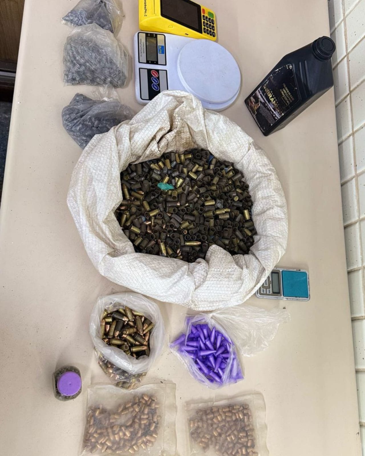 Capa: PM apreende drogas e arsenal bélico de fabricação clandestina em Cajazeiras IV